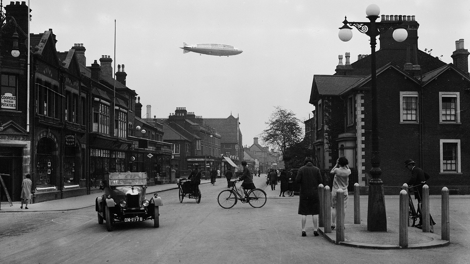 R101 над г. Бедфордом во время своего первого полёта 14 октября 1929 г.