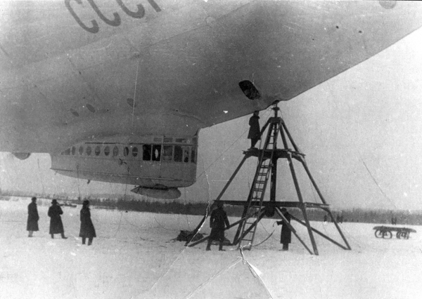 Дирижабль СССР-В6 на причальной мачте.