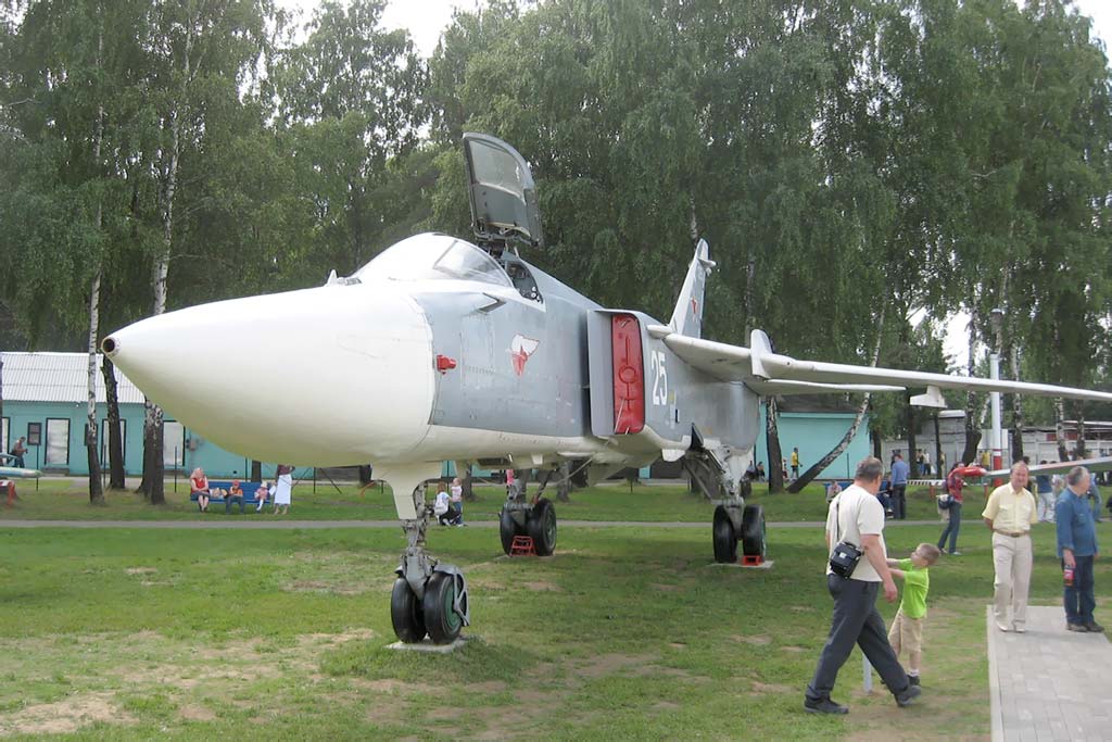 Самолет СУ-24. Фронтовой бомбардировщик. Фотография. Картинка