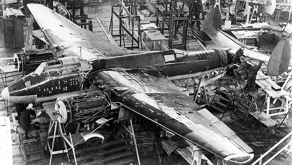 Сборка второго прототипа серийного самолета Ту-2 (103У), 1941 год. Самолет АНТ-58