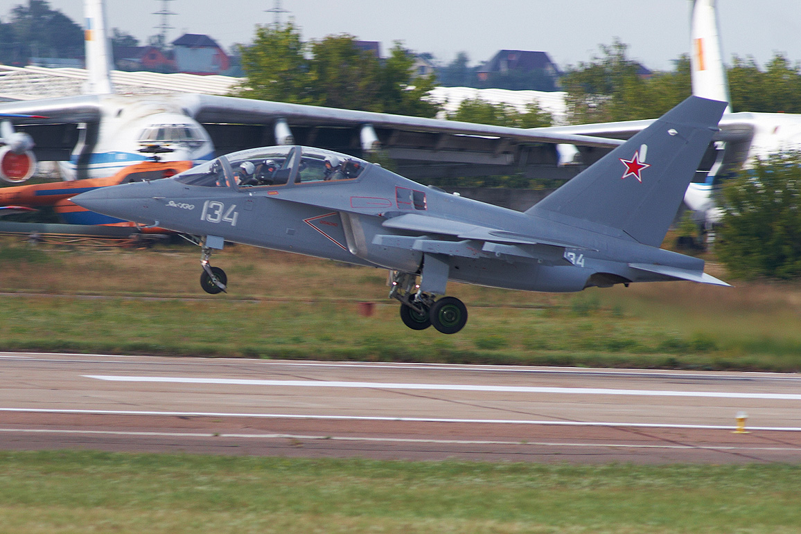 Взлёт Як-130 на авиасалоне МАКС-2011